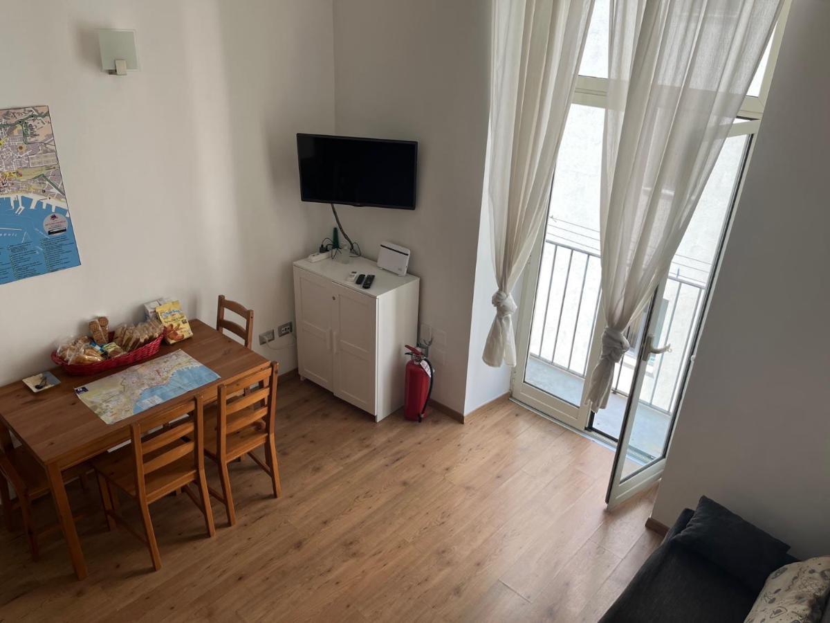 Ale & Tizy House Bed & Breakfast เนเปิลส์ ภายนอก รูปภาพ
