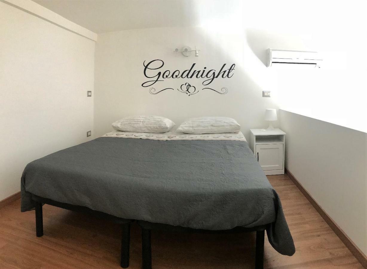 Ale & Tizy House Bed & Breakfast เนเปิลส์ ภายนอก รูปภาพ